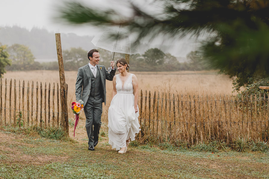 Pluie prévue pour la journée de mariage ? Le guide de survie des mariés qui veulent profiter !